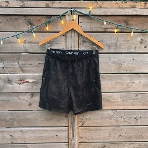 Men’s 7” Calvin Klein active camo run shorts